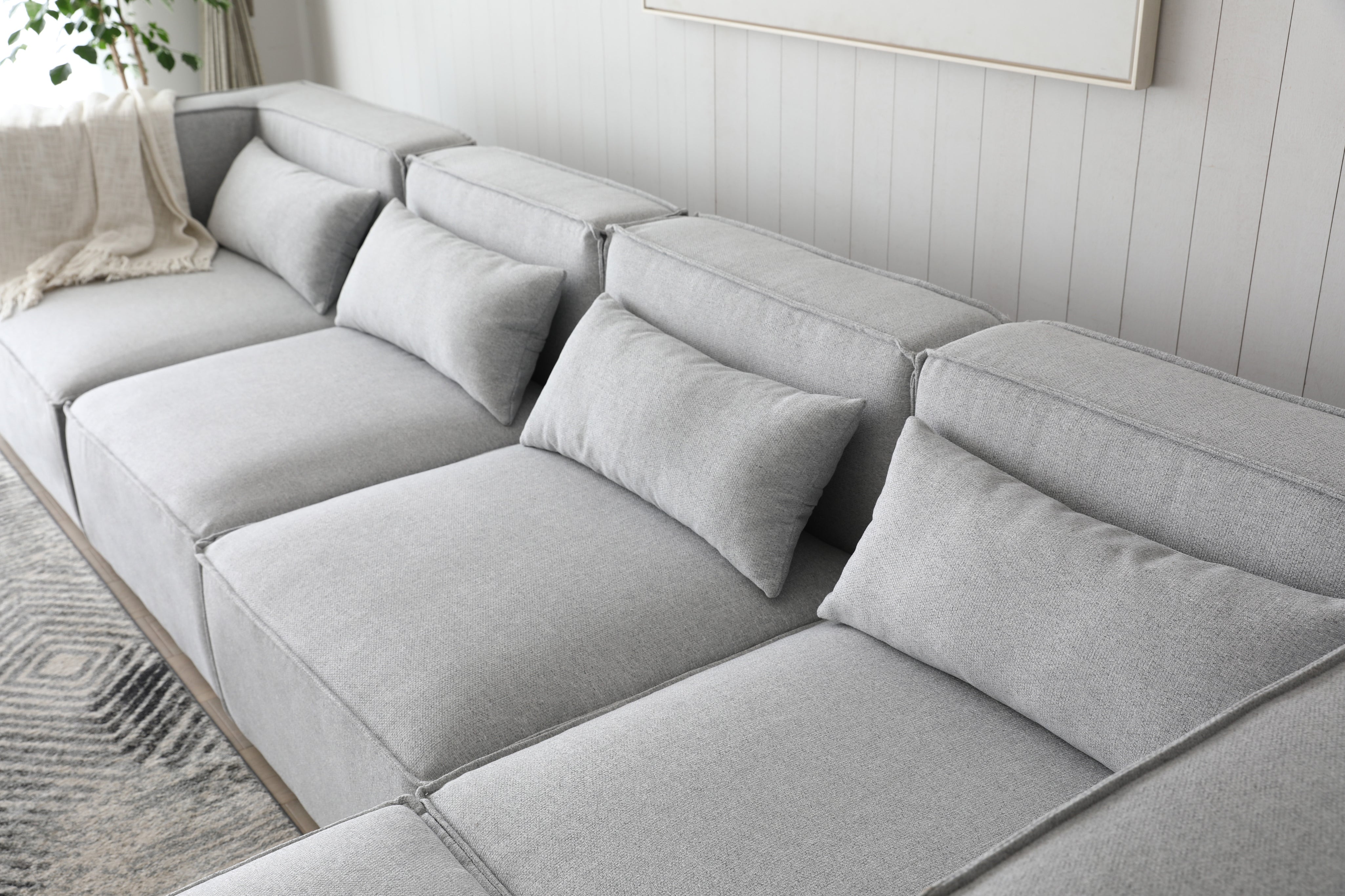 Sofá esquinero modular 4 plazas con puff gris Leila