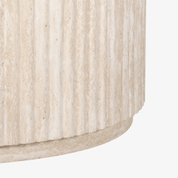 Detalle de la base estriada de la mesa de comedor ovalada Persa
